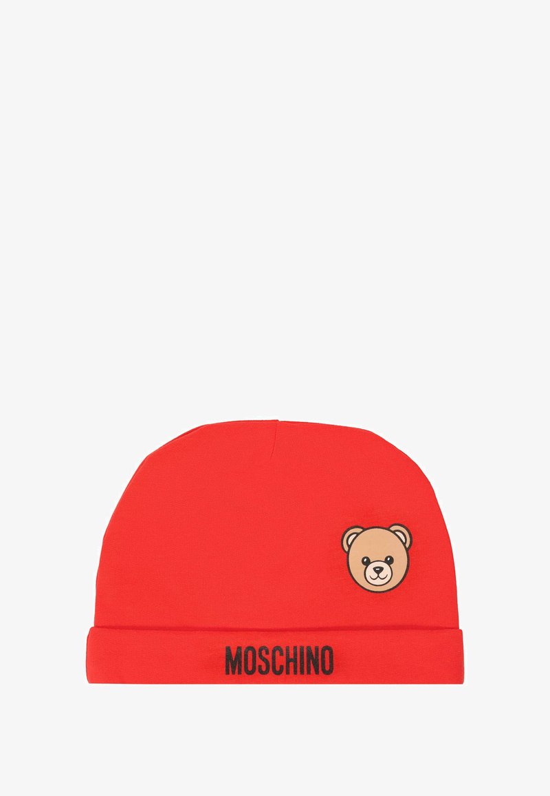 Berretto rosso con emblema di un orso e branding "MOSCHINO" nero sul bordo. Realizzato in materiale morbido ed elastico per comfort e vestibilità.
