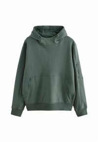 Sudadera verde con cuello alto, que cuenta con cordón, dos bolsillos laterales con cremallera y un bolsillo con cremallera en el brazo. Fabricada con un tejido suave y texturizado.