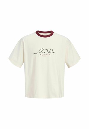 T-shirt à manches courtes blanc cassé avec un col bordeaux et un texte noir et bordeaux "Solaz Verde Jardín Botánico" au centre devant.