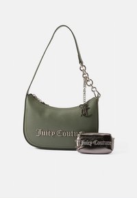 Borsa a tracolla in pelle verde con tracolla a catena color argento e logo "Juicy Couture" in rilievo, accompagnata da un piccolo astuccio metallico.