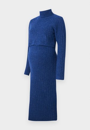 Robe de maternité bleu côtelée avec des manches longues et un col montant. Présente un design superposé pour s'adapter à un ventre qui grandit. Texture douce.