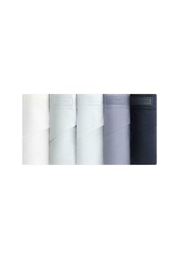 Set van vijf opgerolde stoffen handdoeken in wit, lichtblauw, grijs, donkerblauw en marineblauw. Bevat merkaccenten en een soepele textuur.