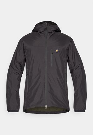 Zwarte, lichte jas met een capuchon, voorzien van een ritssluiting aan de voorkant, twee zijzakken, een borstzak en een cirkelvormig logo op de bovenste linkerkant.
