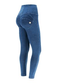 Leggings in denim blu alta vita con una texture liscia, cuciture curve sulle tasche posteriori e un piccolo logo del marchio sulla vita.