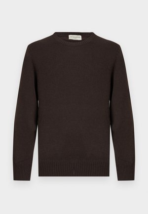 Brązowy dziergany sweter z okrągłym dekoltem, ściągaczami na mankietach i u dołu. Gładka faktura bez wzorów ani zdobień. Prosty design i klasyczny krój.