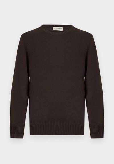 Καφέ πλεκτό πουλόβερ με στρογγυλή λαιμόκοψη, ριμπ μανσέτες και τελείωμα. Ομαλή υφή χωρίς σχέδια ή διακοσμητικά στοιχεία. Απλός σχεδιασμός και κλασικό σχήμα.