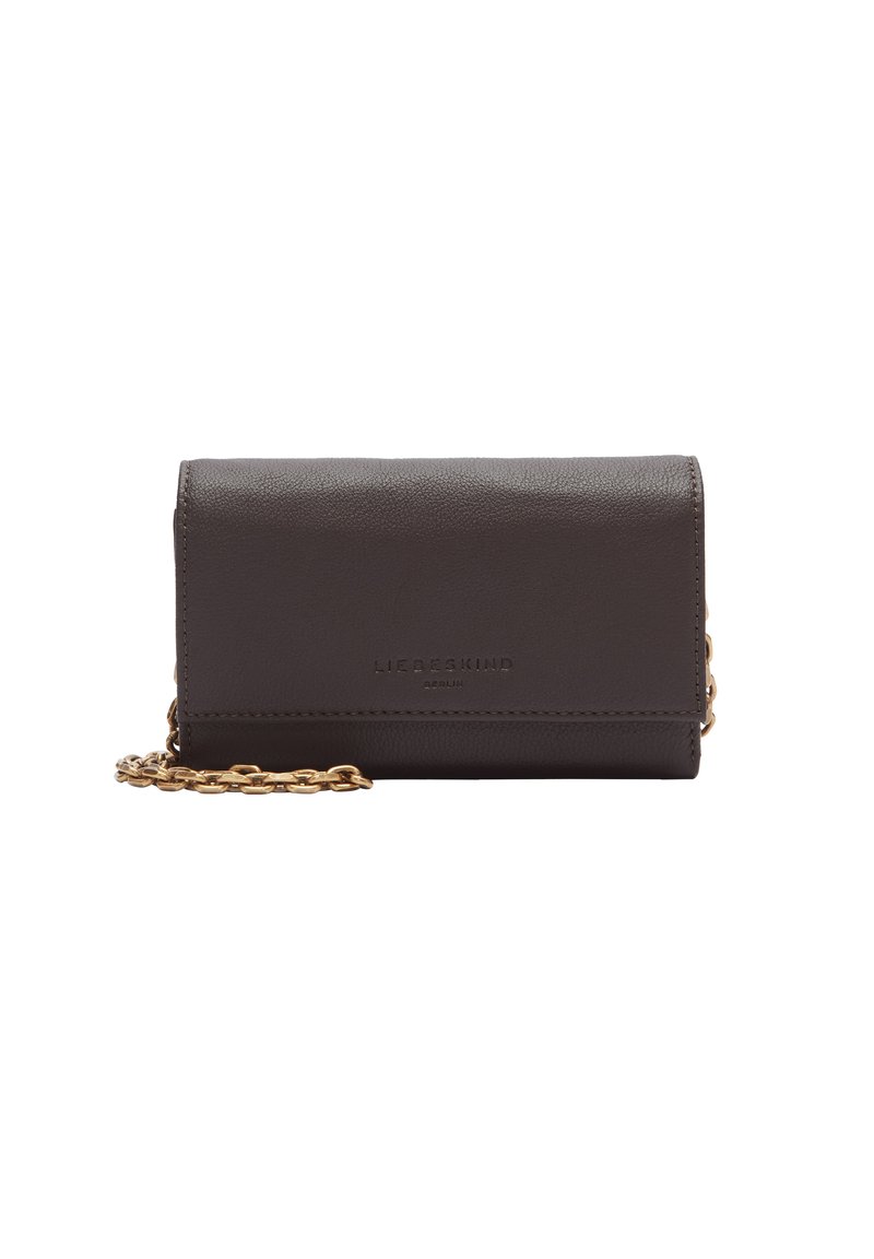 Portefeuille en cuir marron foncé avec une finition texturée, doté d'une chaîne en or et d'un logo de marque en relief sur le devant. Design plié.