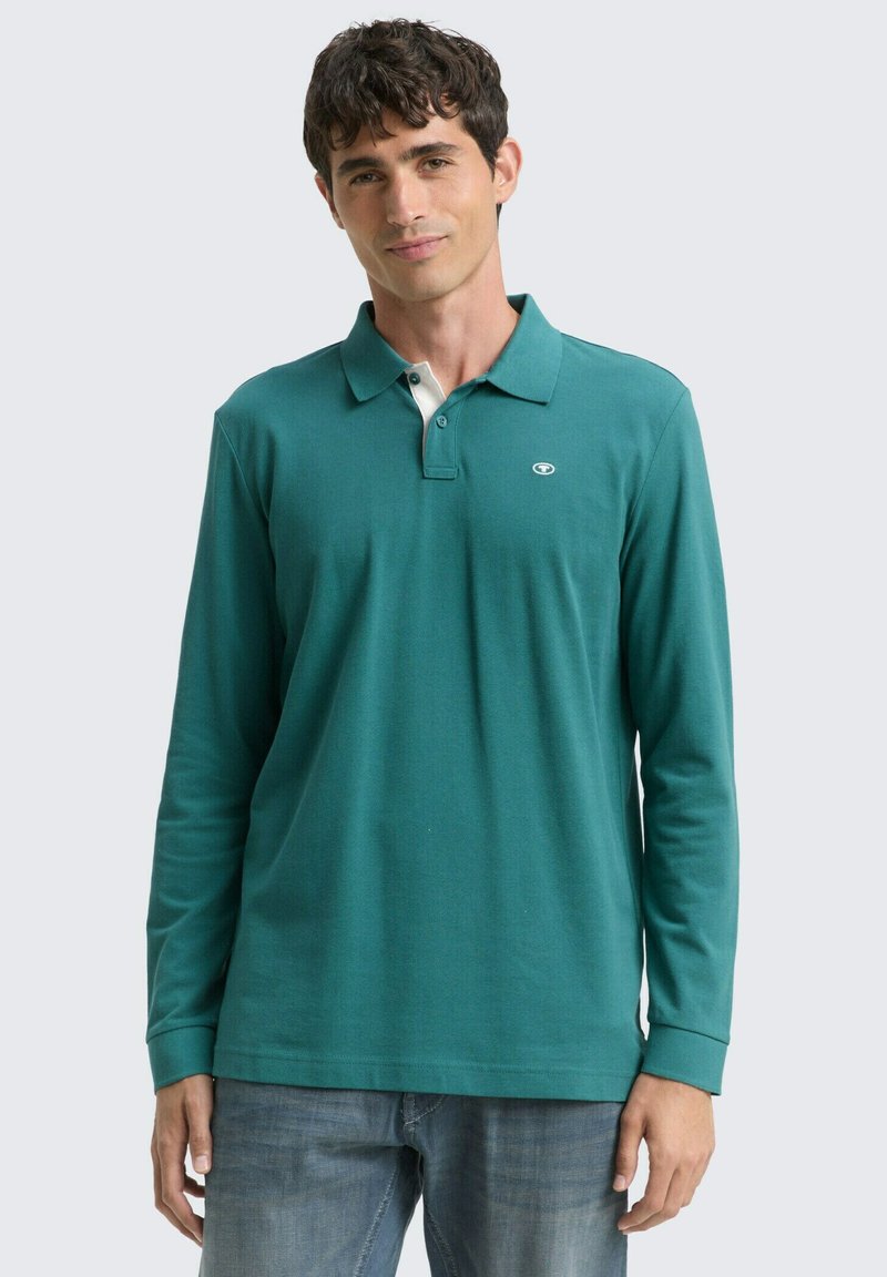 Polo shirt verde acqua a maniche lunghe con colletto bianco e logo. Presenta una vestibilità classica e polsini a coste, realizzato in tessuto morbido e traspirante.