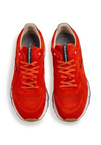 Sneakers rossi in suede con pannelli in rete, punta rotonda e colletto imbottito. Presentano lacci neri e arancioni a contrasto, una superficie testurizzata e una suola in gomma.