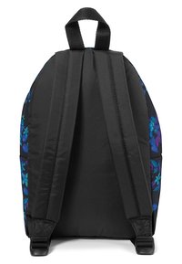 Zwarte rugzak met gevoerde schouderbanden, met een bloemenpatroon in blauw en paars aan de zijkanten. Glad, duurzaam materiaal met een gestructureerde vorm.