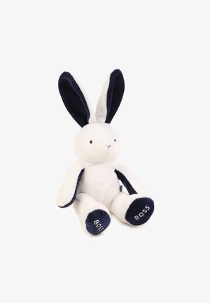 Plüschkaninchen-Spielzeug aus weißem und marineblauem Stoff, mit langen Ohren, gestickten Augen und dem Schriftzug "BOSS" auf den Füßen. Weicher Stoff, in Sitzposition.