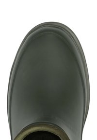 Zelená gumová bota s hladkým povrchem, zaoblenou špičkou a elastickým lemem. Texturovaný interiér viditelný otvorením.