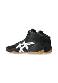 Scarpe sportive nere con design alto, caratterizzate da sovrapposizioni bianche e una suola in gomma nera testurizzata. Accenti in rete durevole migliorano la traspirabilità.