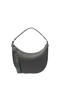 Šedá kožená kabelka s zakřiveným tvarem a texturovaným povrchem. Má krátké madlo a ramenní popruh s nápisem "BOGNER".