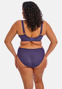 Paarse lingerie set met een bh met verstelbare bandjes en haaksluiting, gecombineerd met hoge slips, beide in een gladde textuur.
