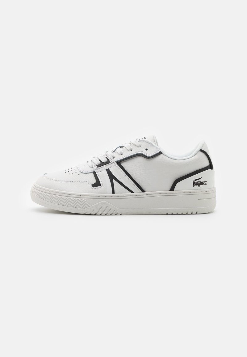 Baskets basses blanches avec des accents géométriques noirs, bout perforé, fermeture à lacets et logo crocodile sur le talon, vues de côté.