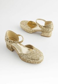 Goldene Glitzer-Blockabsatzschuhe mit abgerundeter Zehe, Knöchelriemen mit runder Schnalle und glattem Innenfutter.