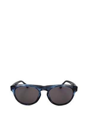 Occhiali da sole con montatura screziata blu e nera e lenti tonde scure, mostrati frontalmente su sfondo bianco.