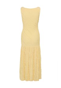 Robe midi jaune sans manches avec des lignes diagonales texturées sur le corsage ajusté et une jupe plissée fluide.