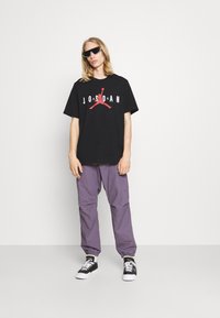Jordan JORDAN AIR TEE - T-shirt con stampa - black/white/gym red