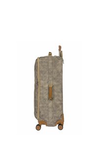 Valise à roulettes avec un extérieur en tissu texturé brun, des accents beiges et une fermeture éclair ; elle possède une poignée supérieure et quatre roues.