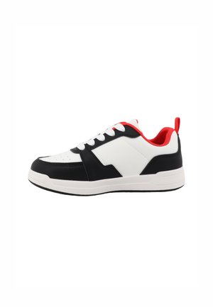 Baskets de sport en matériau synthétique noir et blanc avec des accents rouges. Dotées d'un bout arrondi, d'un système de laçage et d'un col rembourré.