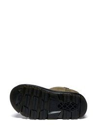 Semelle d'une botte robuste noire et marron avec des motifs de semelle profonds conçus pour la traction, montrée reposant sur le côté sur un fond blanc.