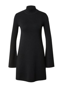 Robe noire côtelée à col roulé avec manches longues, corsage ajusté et ourlet évasé, réalisée dans un tissu doux et extensible.