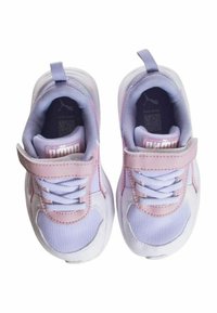 Scarpe sportive viola e bianche con tessuto a rete, collare imbottito, strap in velcro e suole testurizzate; design bicolore con dettagli del lacci.