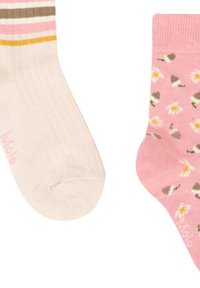 Un paio di calzini alla caviglia, uno crema con righe colorate, l'altro rosa con un piccolo motivo floreale bianco e giallo.