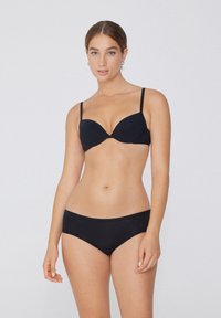 Czarny zestaw bielizny składający się z bezszwowego, wyściełanego biustonosza z regulowanymi ramiączkami oraz pasujących majtek typu bikini. Gładka tekstura, minimalistyczny design.