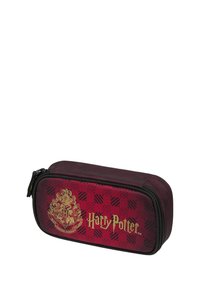 Astuccio rosso con logo in oro di Harry Potter, dettagli con pattern testurizzati e chiusura con zip nera. Forma rettangolare con superficie liscia.