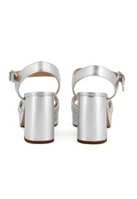 Sandali con tacco blocco argentati, cinturino alla caviglia e retro aperto. Presentano una finitura metallica liscia e una soletta testurizzata.