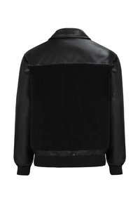 Czarna kurtka z rękawami i górną częścią pleców z skóry oraz panel z miękkiej, teksturowanej tkaniny pokrywający środkową i dolną część pleców.