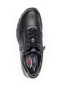 Baskets en cuir noir avec fermeture à lacets, zips latéraux, bout rond et col rembourré. Comprend une semelle intérieure rembourrée pour le confort.