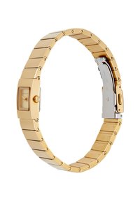 Reloj de pulsera de metal en tono dorado con una carcasa rectangular, diseño de correa ligada y acentos de hardware plateados. Presenta una esfera simple y clara.