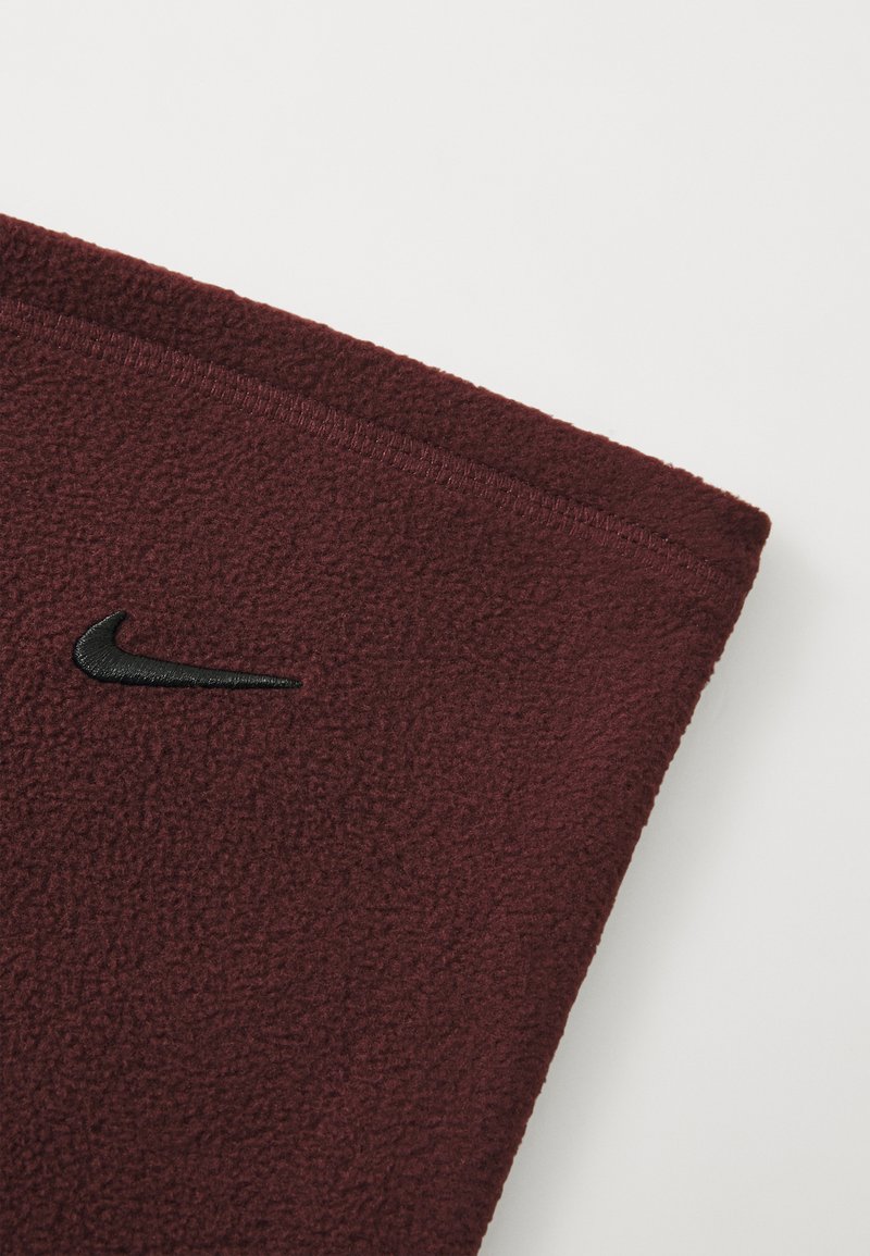 Tessuto in fleece bordeaux con superficie texturizzata, presenta un logo Nike ricamato in nero nell'area del petto. Bordature e cuciture pulite.