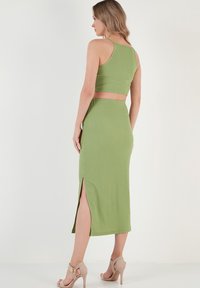 LELA SLIM FIT SET - Bluza - olive