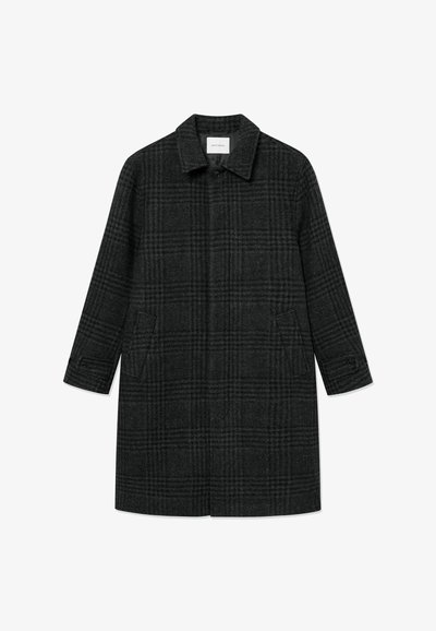 Pelēks vilnas mētelis ar rūtainu zīmējumu, ar apkakli, sānu kabatām un pogām pie aprocēm; taisna griezuma un vidēja garuma dizains.