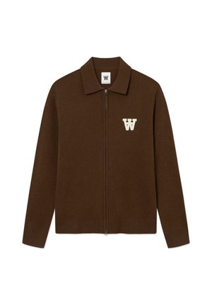 Brun lynlåsstriktrøje med krave, lange ærmer, ribstrikkede manchetter og kant samt en hvid "W"-logo på venstre bryst.
