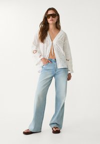 Stradivarius EMBROIDERED PATCHWORK KIMONO - Summer jacket - white
