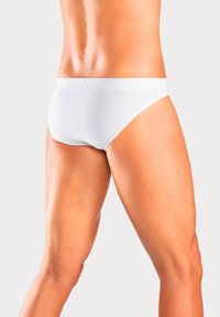 Weiße Baumwollslips mit schmalem elastischen Bund, die eine glatte Textur und einen figurbetonten Schnitt aufweisen, der die Beinlinie und Taille betont.