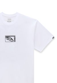 Camiseta de algodón blanca con un logotipo bordeado en tablero de ajedrez negro: "VANS Off The Wall" acompañado de un gráfico de un coche clásico. Corte clásico, mangas cortas.