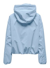 Svetlo modra jakna s kapuco, z dolgimi rokavi in elastičnimi manšetami, prikazana od zadaj na belem ozadju.