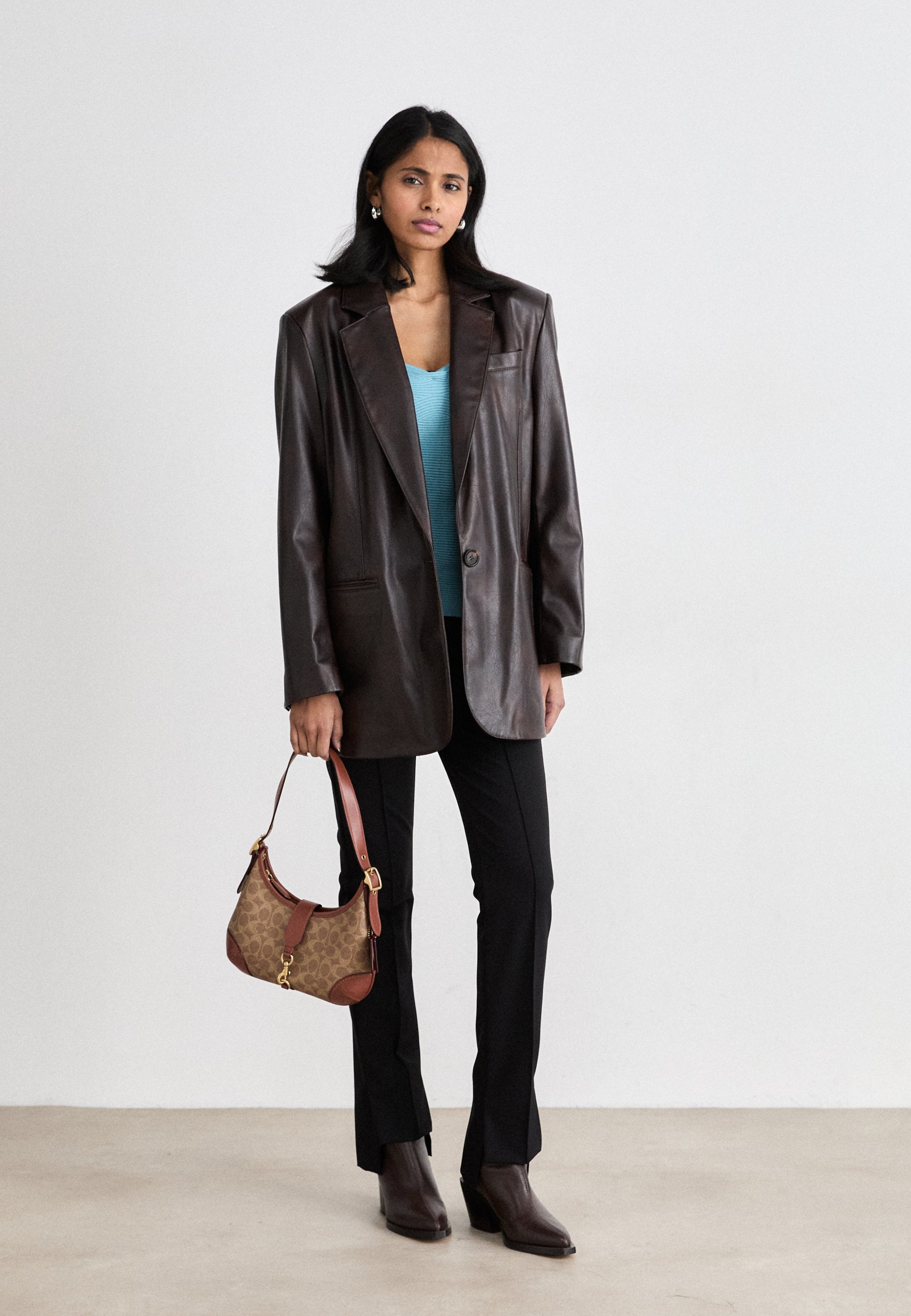 COACH HAMPTONS HOBO BAG IN SIGNATURE CANVAS - Handbag - tan