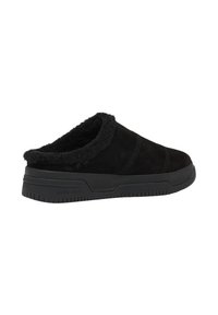 Sorte semsket slip-on sko med en fuzzy svart krage, som har en teksturert såle og subtile sømdetaljer for bedre grep.