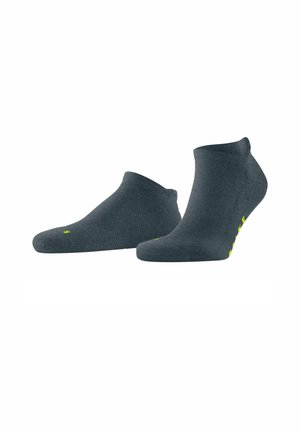 Calcetines oscuros de tobillo de color gris con textura acanalada y diseño invisible. Presentan acentos de color amarillo brillante en el logotipo lateral.