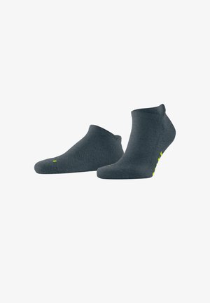Calcetines oscuros de tobillo de color gris con textura acanalada y diseño invisible. Presentan acentos de color amarillo brillante en el logotipo lateral.
