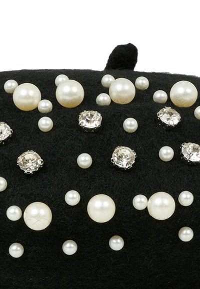 Pochette en feutre noir ornée d'une variété de perles blanches et de cristaux transparents de différentes tailles disposés en un motif éparpillé.