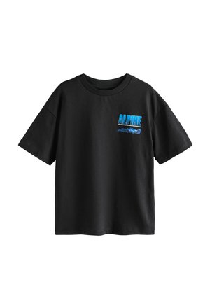 T-shirt in cotone nero con maniche corte. Presenta una grafica blu "ALPINE" e il contorno di un'auto stampato sul davanti. Design classico con collo a giro.